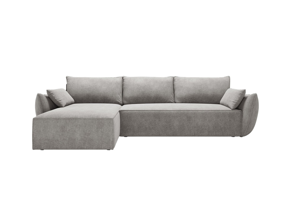 Linksseitiges Ecksofa Kaelle von Micadoni in leichtem Beige mit Chenille-Stoffbezug, schwarzen Kunststoffbeinen und ausklappbarem Bettkasten.