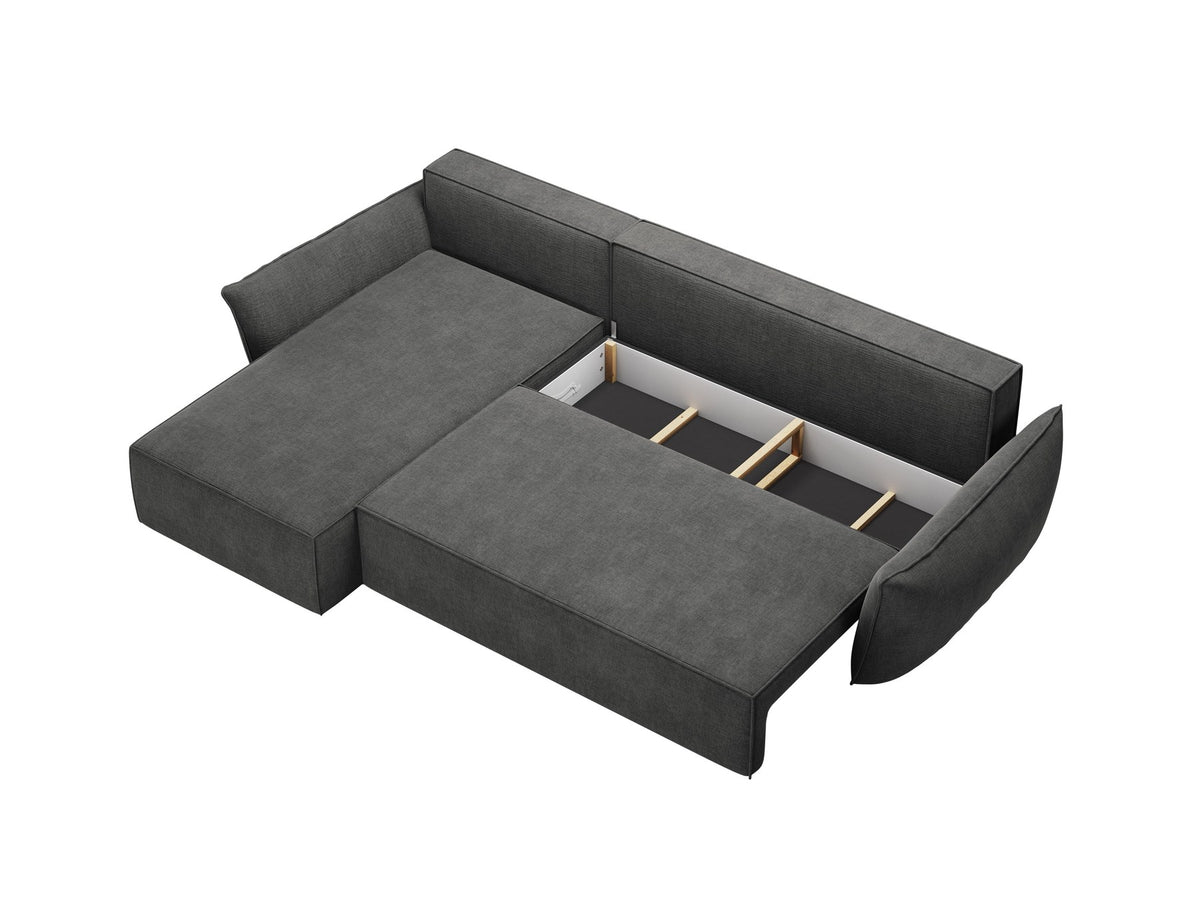 Linksseitiges Ecksofa Kaelle von Micadoni in leichtem Beige mit Chenille-Stoffbezug, schwarzen Kunststoffbeinen und ausklappbarem Bettkasten.