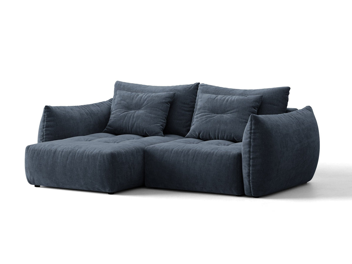 Ecksofa Bloom in Sand mit Velours-Bezug, schwarzen Kunststoffbeinen und ausklappbarer Schlaffunktion samt Bettkasten unter der Sitzfläche.