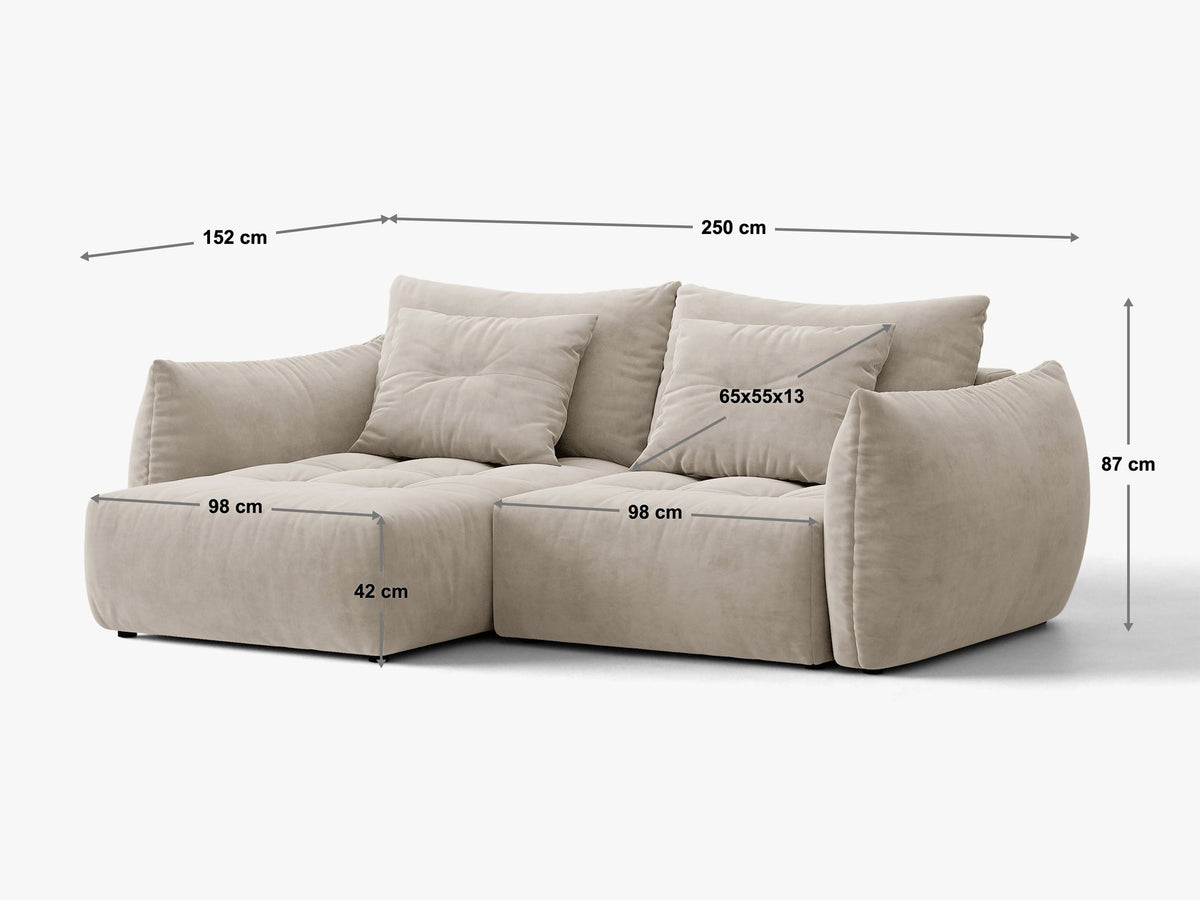 Ecksofa Bloom in Sand mit Velours-Bezug, schwarzen Kunststoffbeinen und ausklappbarer Schlaffunktion samt Bettkasten unter der Sitzfläche.