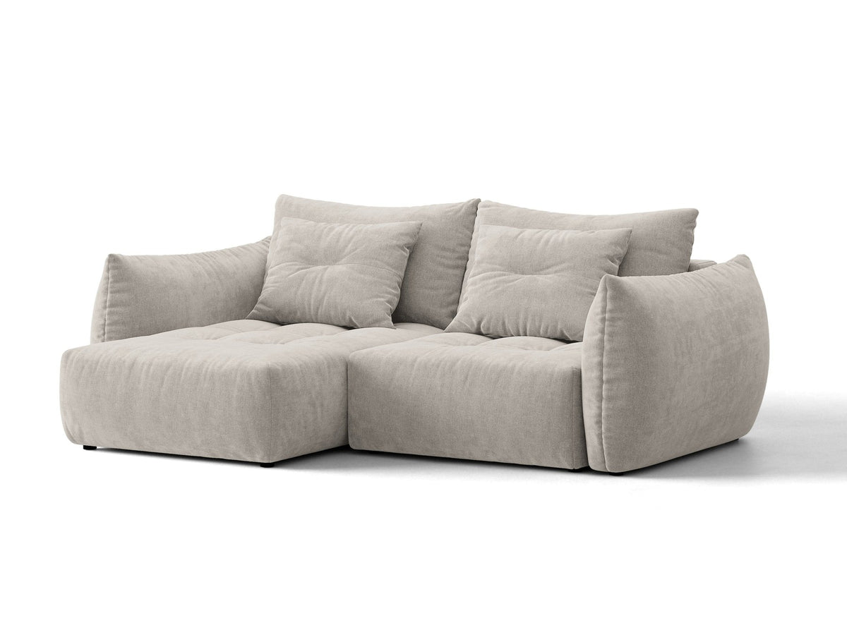 Ecksofa Bloom in Sand mit Velours-Bezug, schwarzen Kunststoffbeinen und ausklappbarer Schlaffunktion samt Bettkasten unter der Sitzfläche.