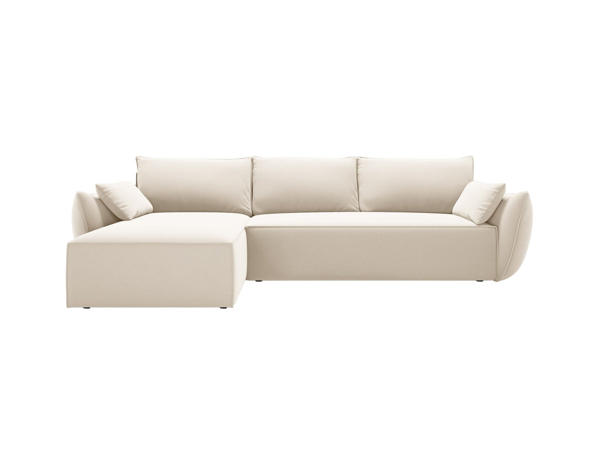Linksseitiges Ecksofa Kaelle von Micadoni in leichtem Beige mit Chenille-Stoffbezug, schwarzen Kunststoffbeinen und ausklappbarem Bettkasten.