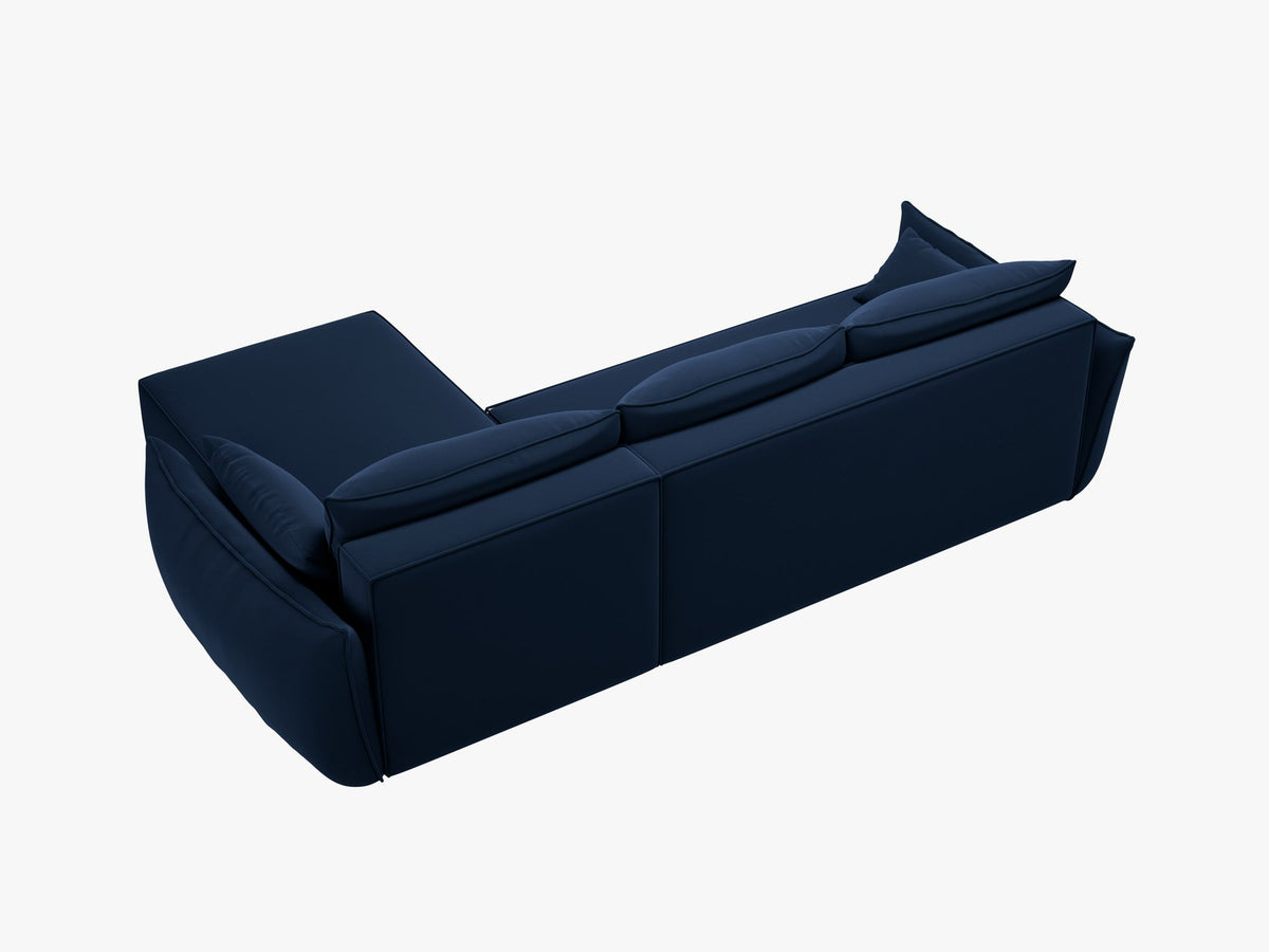 Linksseitiges Ecksofa Kaelle von Micadoni in leichtem Beige mit Chenille-Stoffbezug, schwarzen Kunststoffbeinen und ausklappbarem Bettkasten.