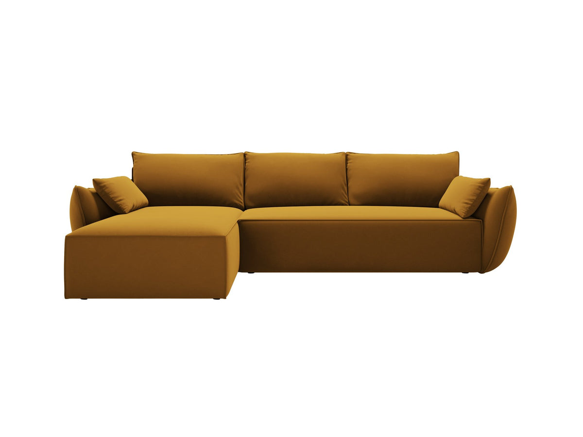 Linksseitiges Ecksofa Kaelle von Micadoni in leichtem Beige mit Chenille-Stoffbezug, schwarzen Kunststoffbeinen und ausklappbarem Bettkasten.