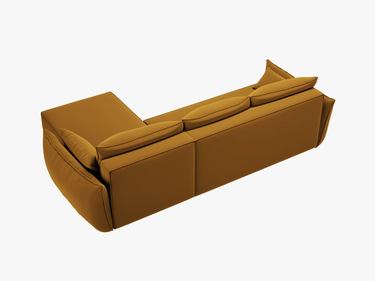 Linksseitiges Ecksofa Kaelle von Micadoni in leichtem Beige mit Chenille-Stoffbezug, schwarzen Kunststoffbeinen und ausklappbarem Bettkasten.