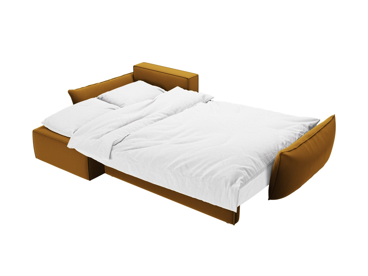 Linksseitiges Ecksofa Kaelle von Micadoni in leichtem Beige mit Chenille-Stoffbezug, schwarzen Kunststoffbeinen und ausklappbarem Bettkasten.