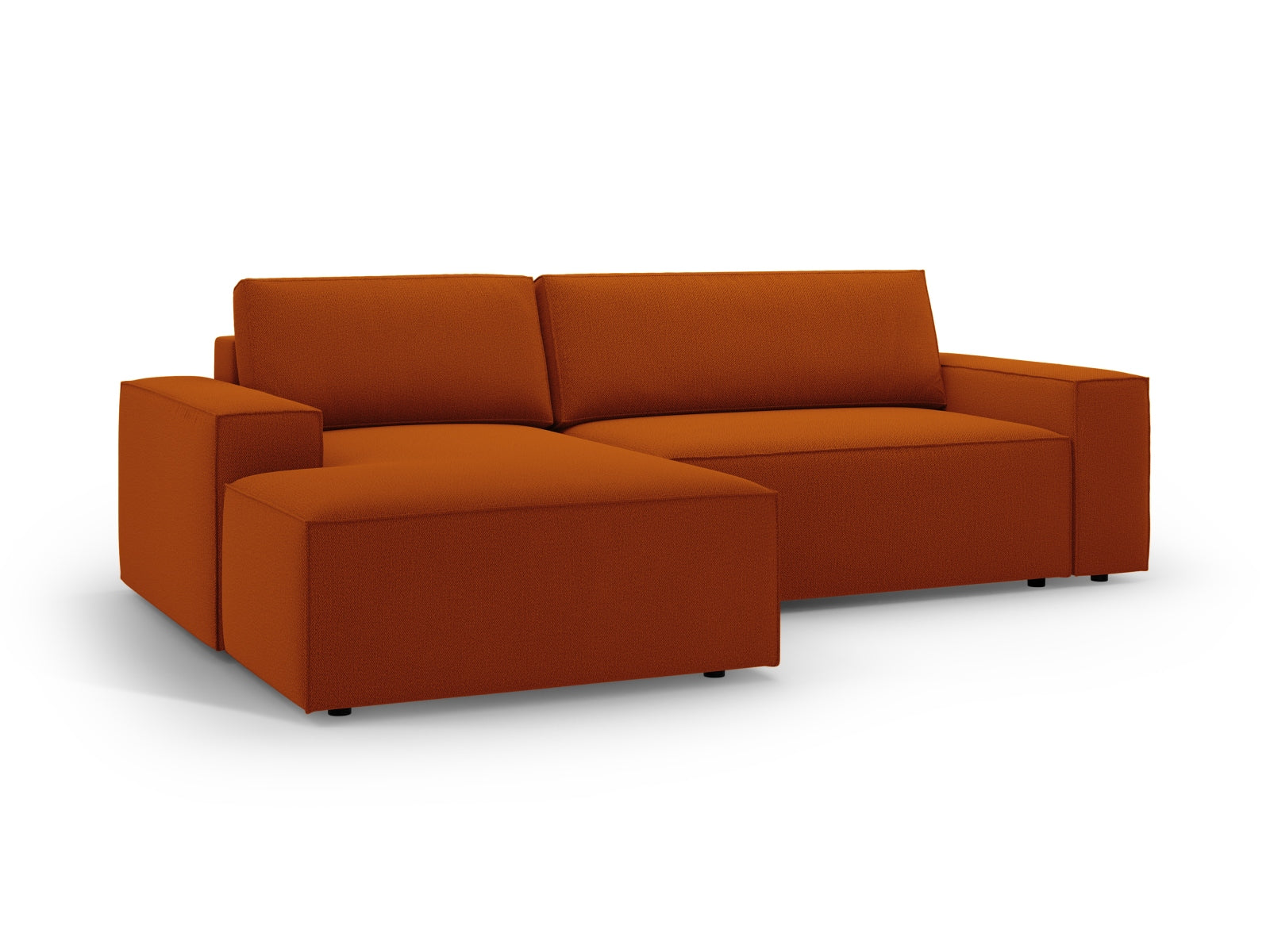 Elegantes Jodie Ecksofa links in warmem Terracotta, perfekt für gemütliche Stunden und ausgestattet mit praktischem Stauraum für Ihre Wohnaccessoires.