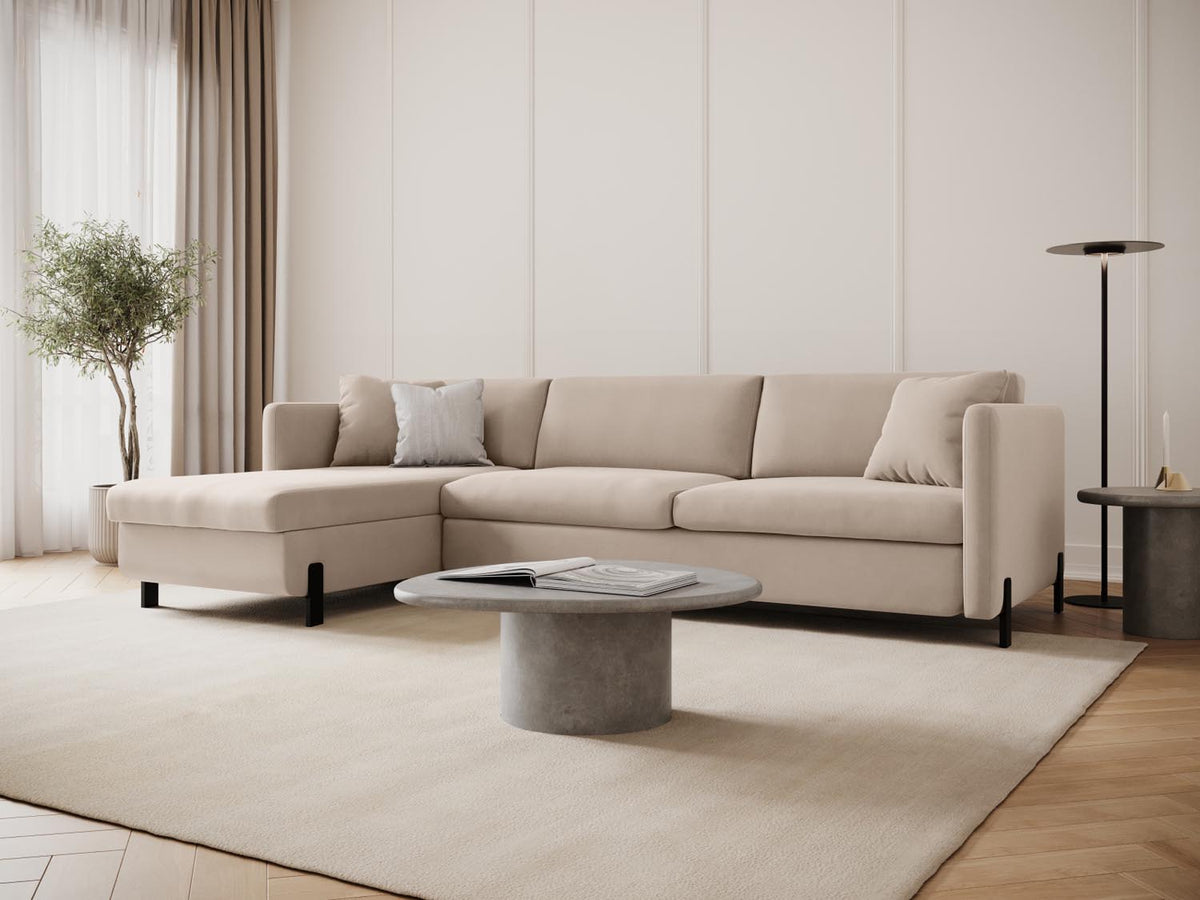 Gloria Velour links Ecksofa mit Schlaffunktion und Stauraum 4 Sitzer in Beige-Salvador präsentiert im Onlineshop von KAQTU Design AG. Bettsofa links ist von Micadoni