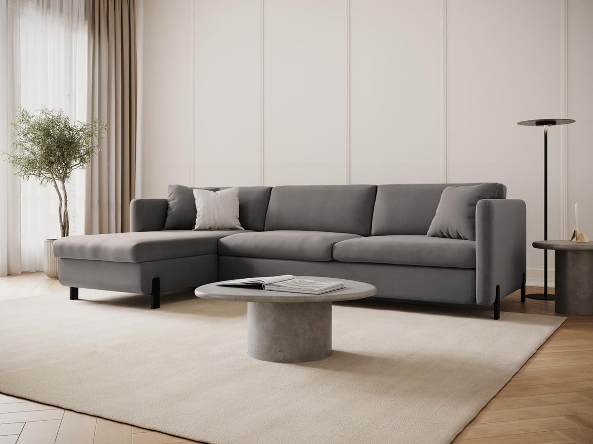 Gloria Velour links Ecksofa mit Schlaffunktion und Stauraum 4 Sitzer in Grey-Salvador präsentiert im Onlineshop von KAQTU Design AG. Bettsofa links ist von Micadoni