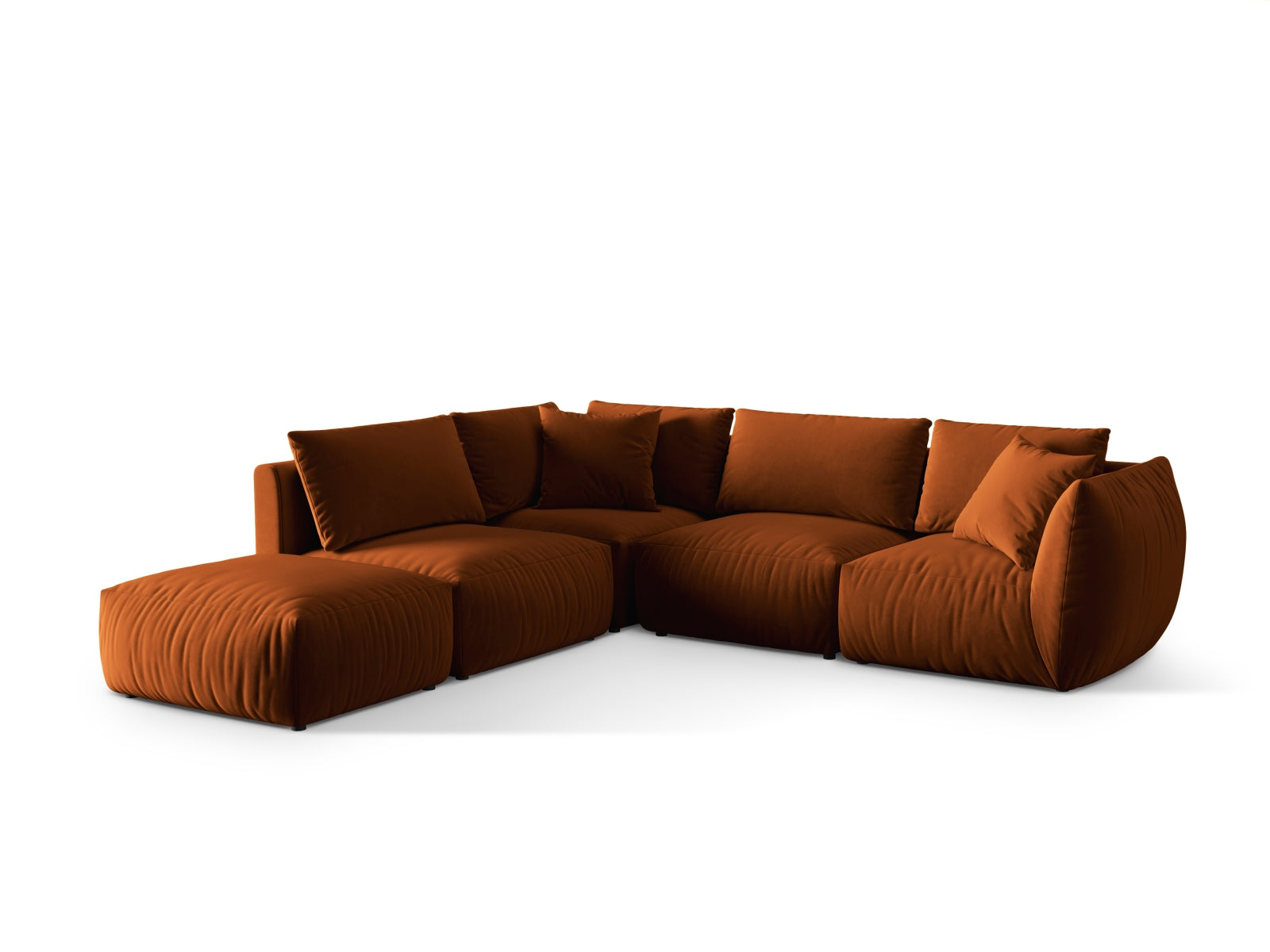 Elegantes Chris Velour Ecksofa links in Terracotta, ideal für stilvolle Wohnräume. Modular und komfortabel, perfekt für entspannte Abende.