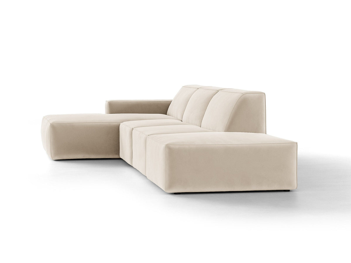 Ecksofa Jodie links von Micadoni in leichtem Beige mit Venus-Samtstoff, schwarzen Kunststoffbeinen und niedriger Rückenlehne.