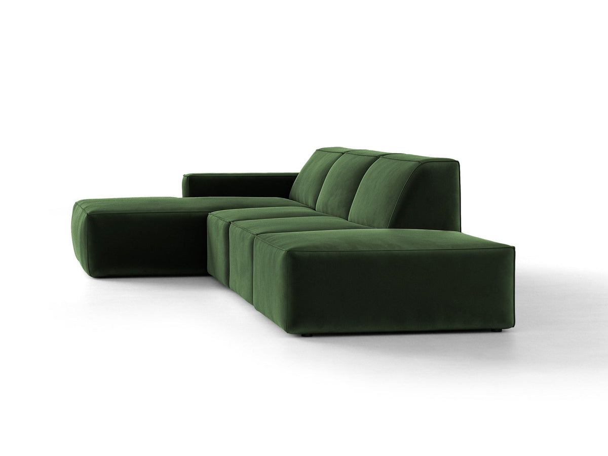 Ecksofa Jodie links von Micadoni in leichtem Beige mit Venus-Samtstoff, schwarzen Kunststoffbeinen und niedriger Rückenlehne.