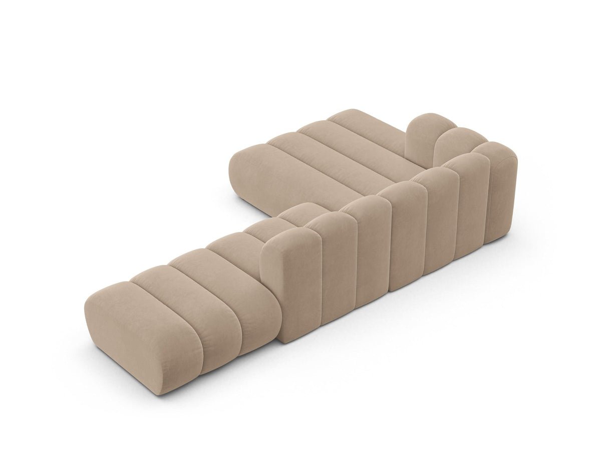 Lupine Linkes Ecksofa von Micadoni in Leichtes Beige, L-Form mit Venus Samtstoff-Bezug und schwarzen Kunststoffbeinen, Frontansicht.