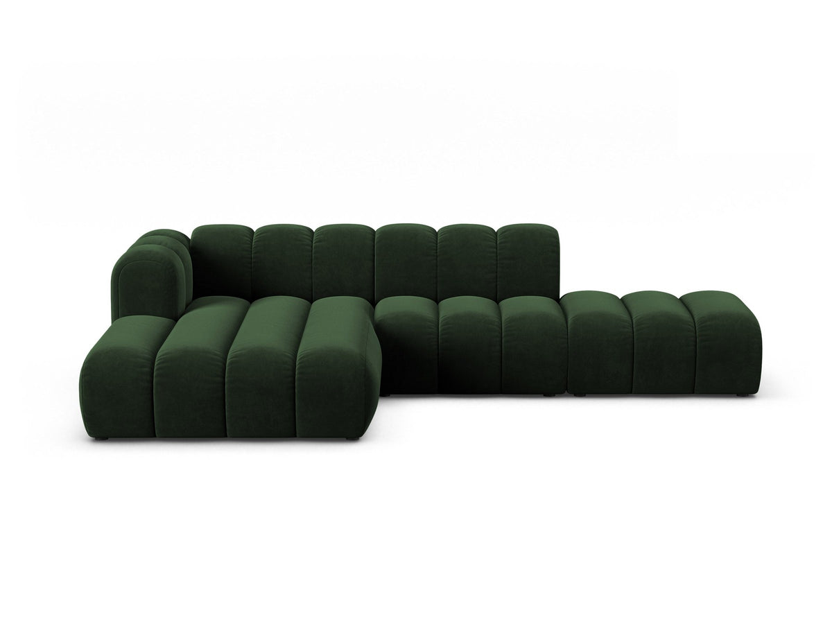Lupine Linkes Ecksofa von Micadoni in Leichtes Beige, L-Form mit Venus Samtstoff-Bezug und schwarzen Kunststoffbeinen, Frontansicht.