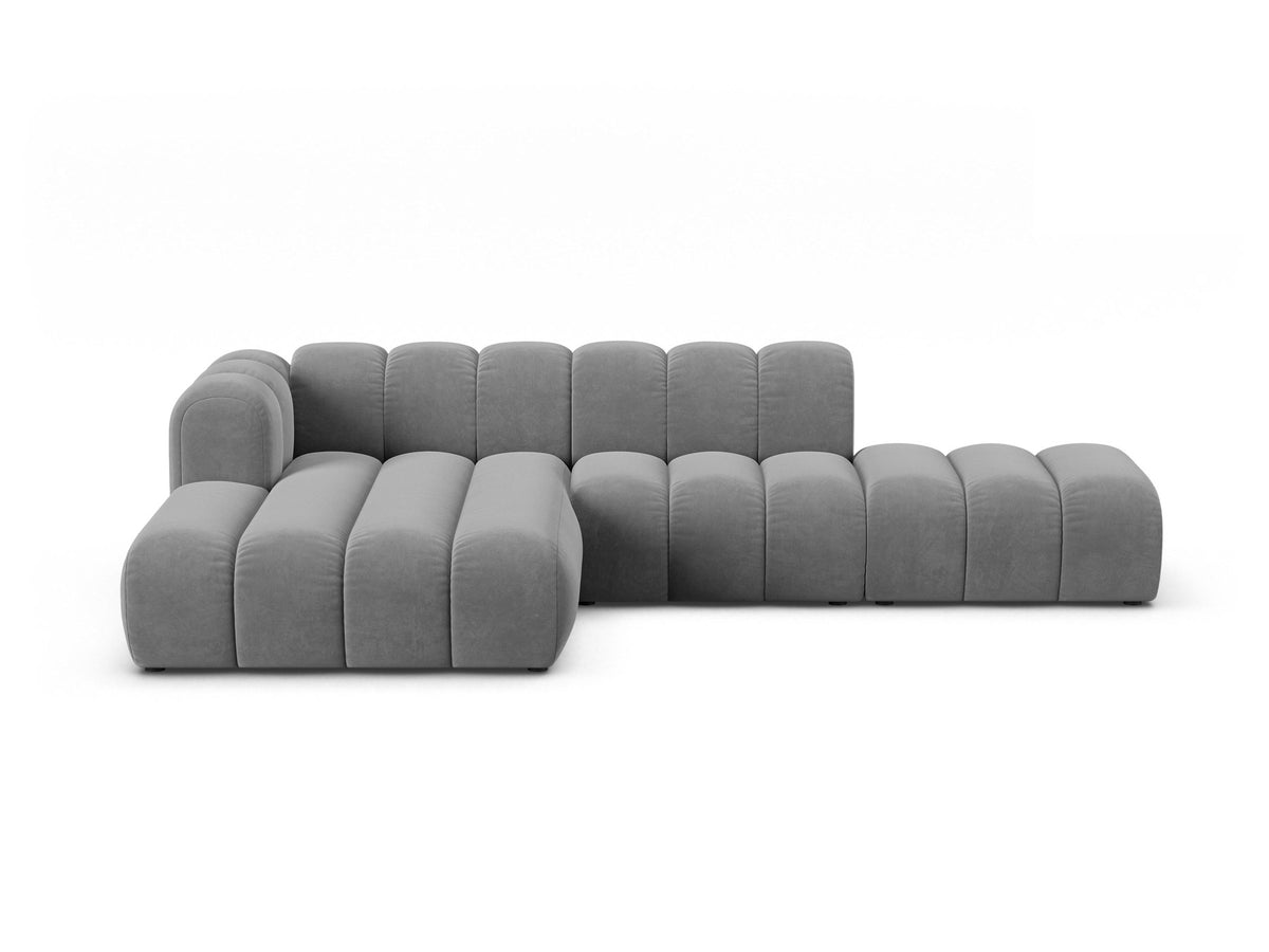 Lupine Linkes Ecksofa von Micadoni in Leichtes Beige, L-Form mit Venus Samtstoff-Bezug und schwarzen Kunststoffbeinen, Frontansicht.