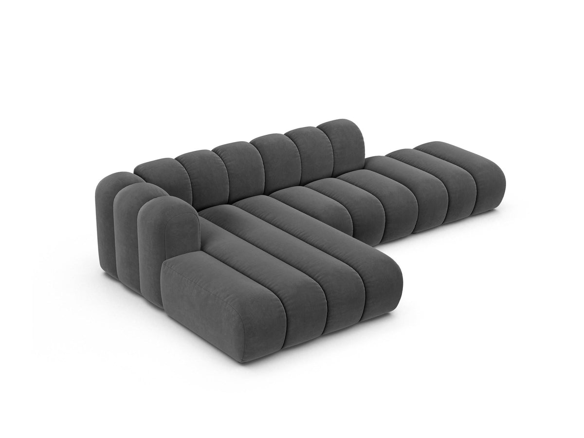 Lupine Linkes Ecksofa von Micadoni in Leichtes Beige, L-Form mit Venus Samtstoff-Bezug und schwarzen Kunststoffbeinen, Frontansicht.