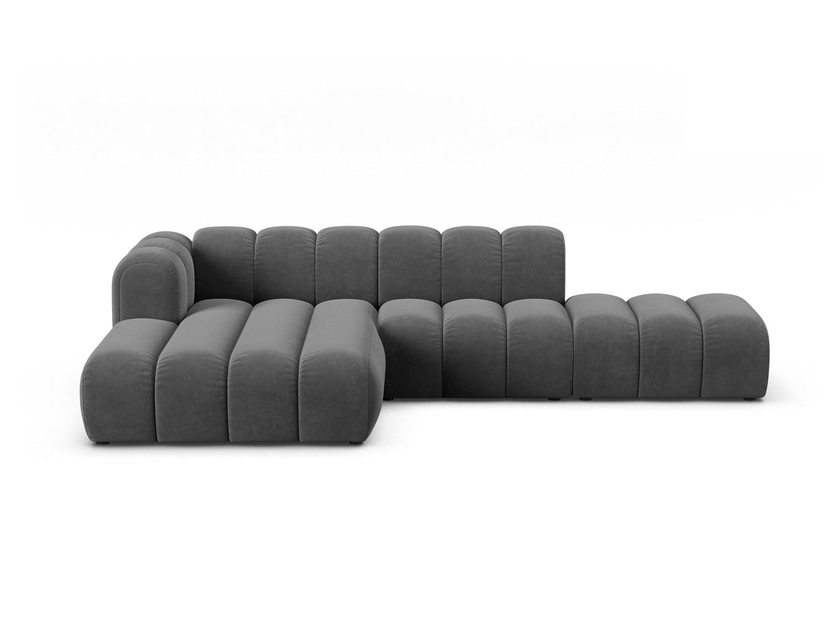 Lupine Linkes Ecksofa von Micadoni in Leichtes Beige, L-Form mit Venus Samtstoff-Bezug und schwarzen Kunststoffbeinen, Frontansicht.