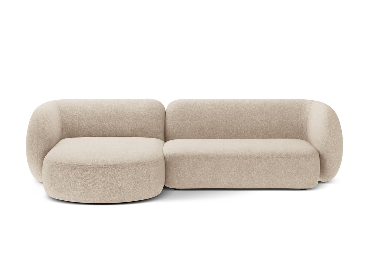 Produktfoto des weissen Kate Ecksofas links von Micadoni mit Bouclé-Stoffbezug, schwarzen Kunststoffbeinen und niedriger Rückenlehne.