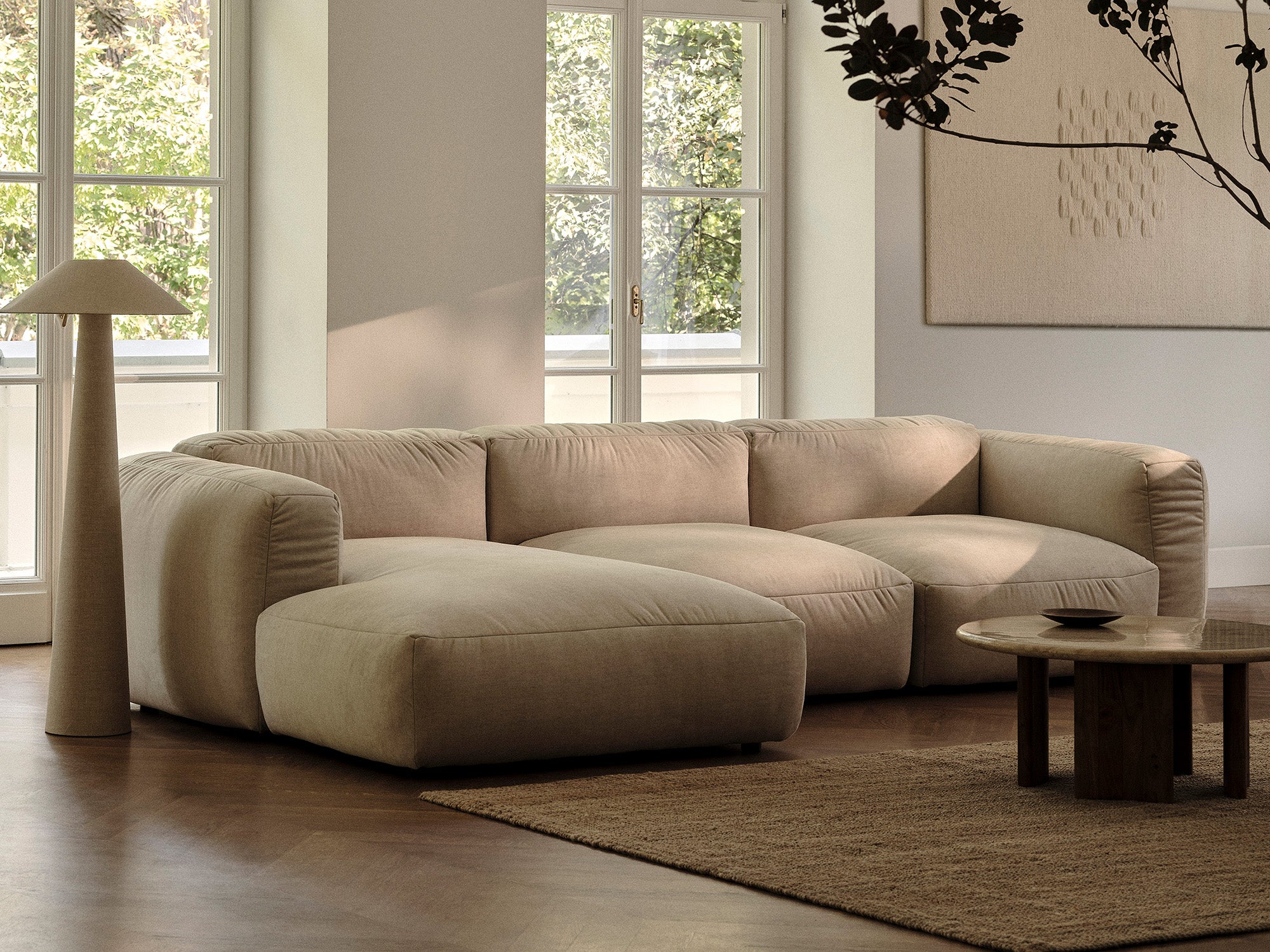 Elegantes Martina 3-Sitzer Sofa in hellem Beige, ideal für modernes Wohnen. Modulares Design von Micadoni für vielseitige Raumgestaltung.