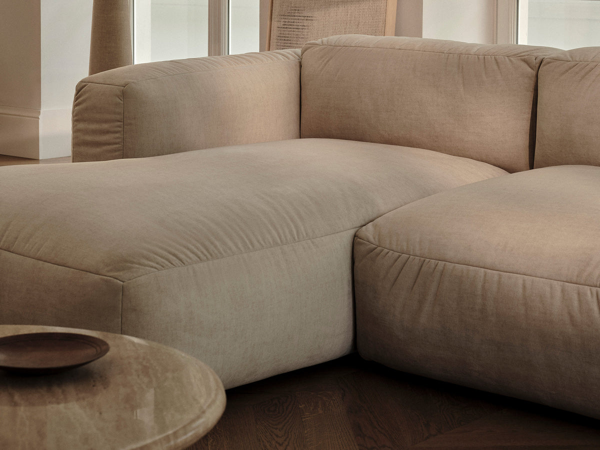 Modulares Ecksofa Martina in hellem Beige, rechtsseitig, mit integriertem Beistelltisch – stilvoll und funktional für jedes Wohnzimmer.