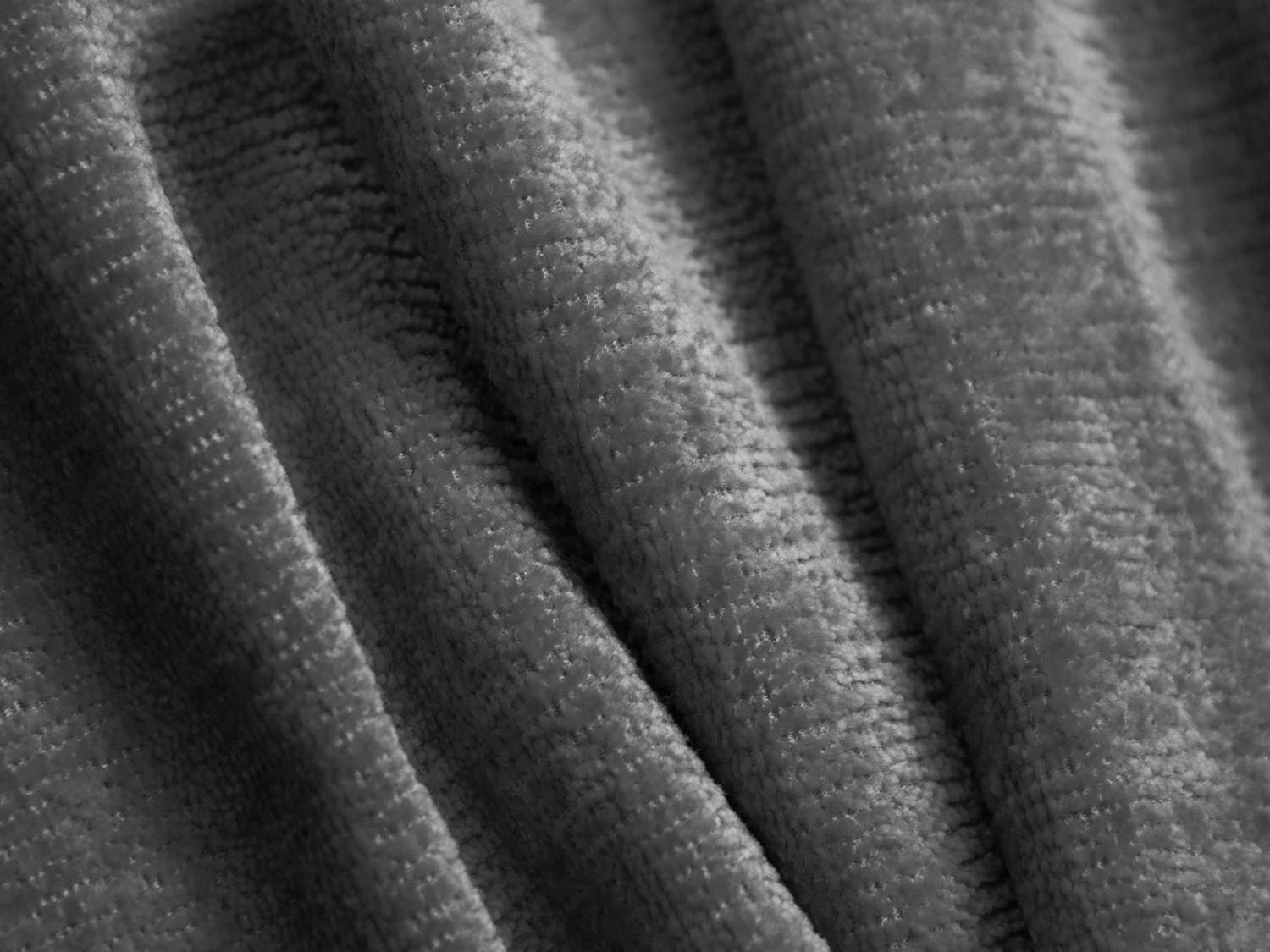 Elegantes 5-Sitzer Ecksofa Jenny links in stilvollem Dunkelgrau, perfekt für komfortable und moderne Wohnambiente. Hochwertige Micadoni-Qualität.