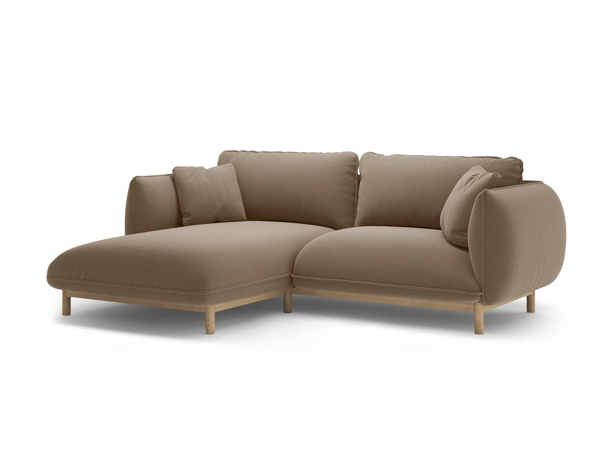 Linkes Ecksofa Ada von Micadoni in Mandel beige, Casino-Stoffbezug, geschwungene Form mit sichtbaren Buchenholzbeinen und Zierleiste.