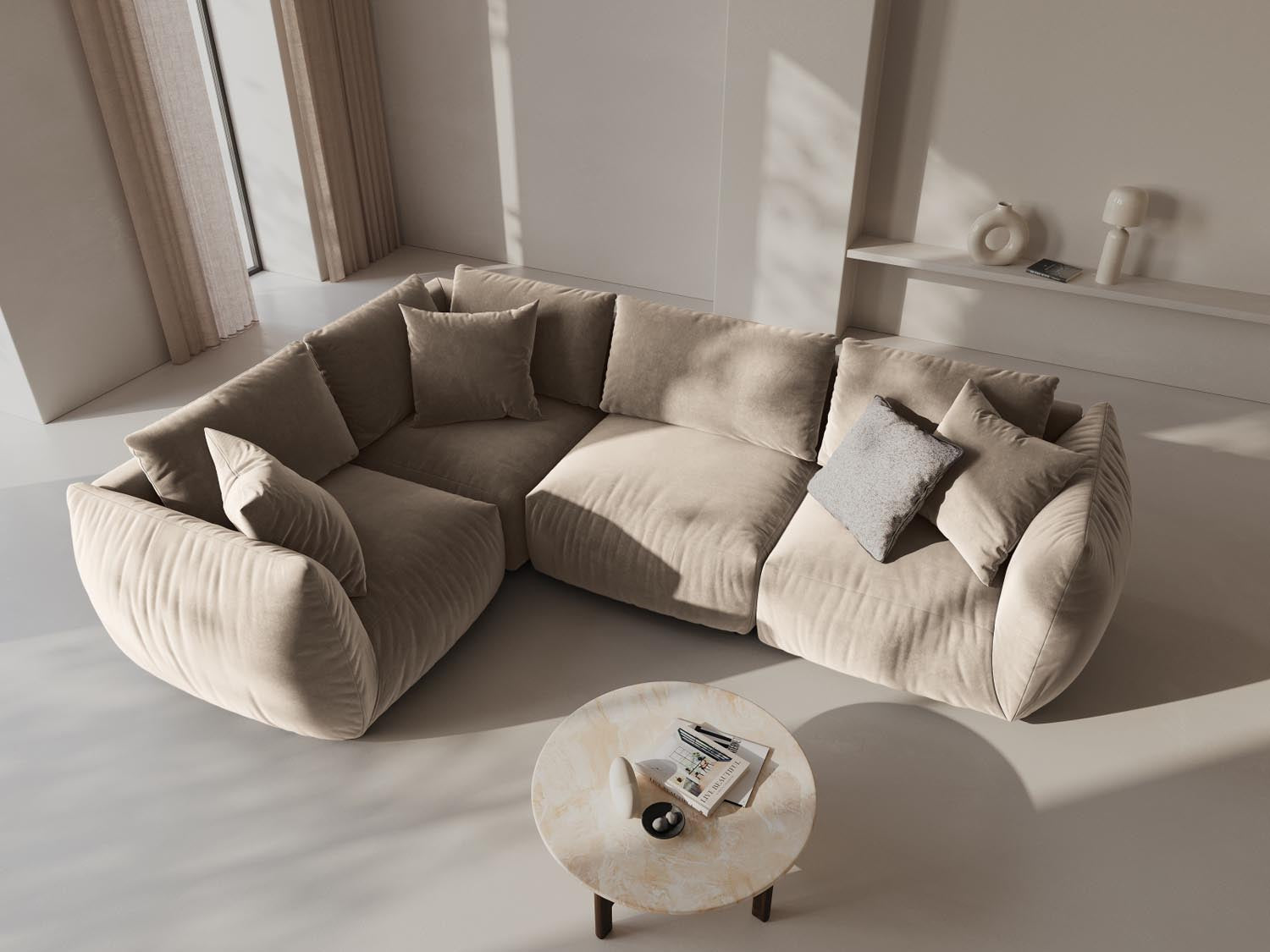 Elegantes Chris Velour Ecksofa in Ecru-Casino, ideal für stilvolle Wohnräume. Komfortables 4-Sitzer Design von Micadoni.