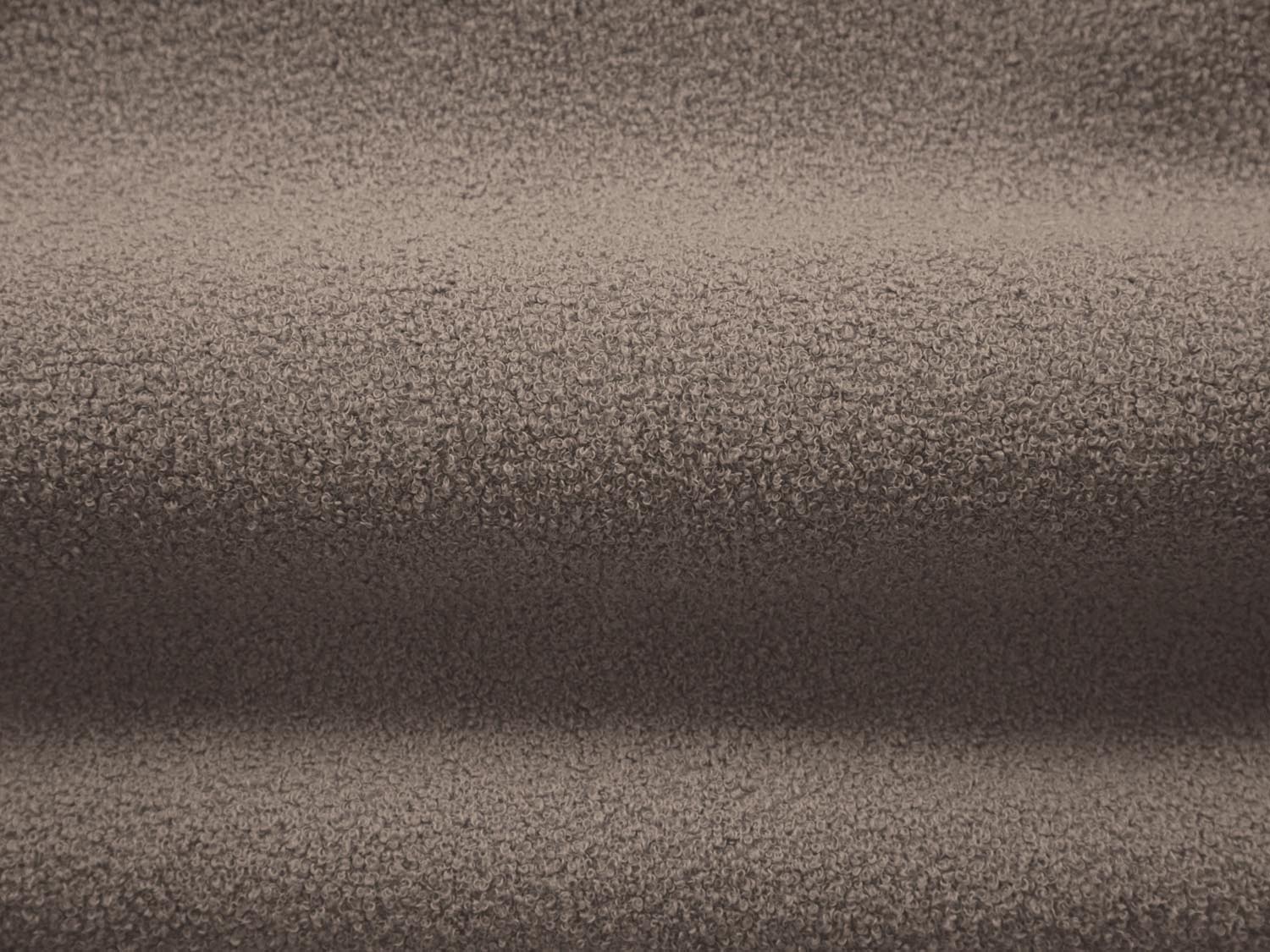 Elegantes 5-Sitzer Ecksofa Jenny links in sanftem Braun, perfekt für stilvolle Wohnräume und entspannte Abende von Micadoni.