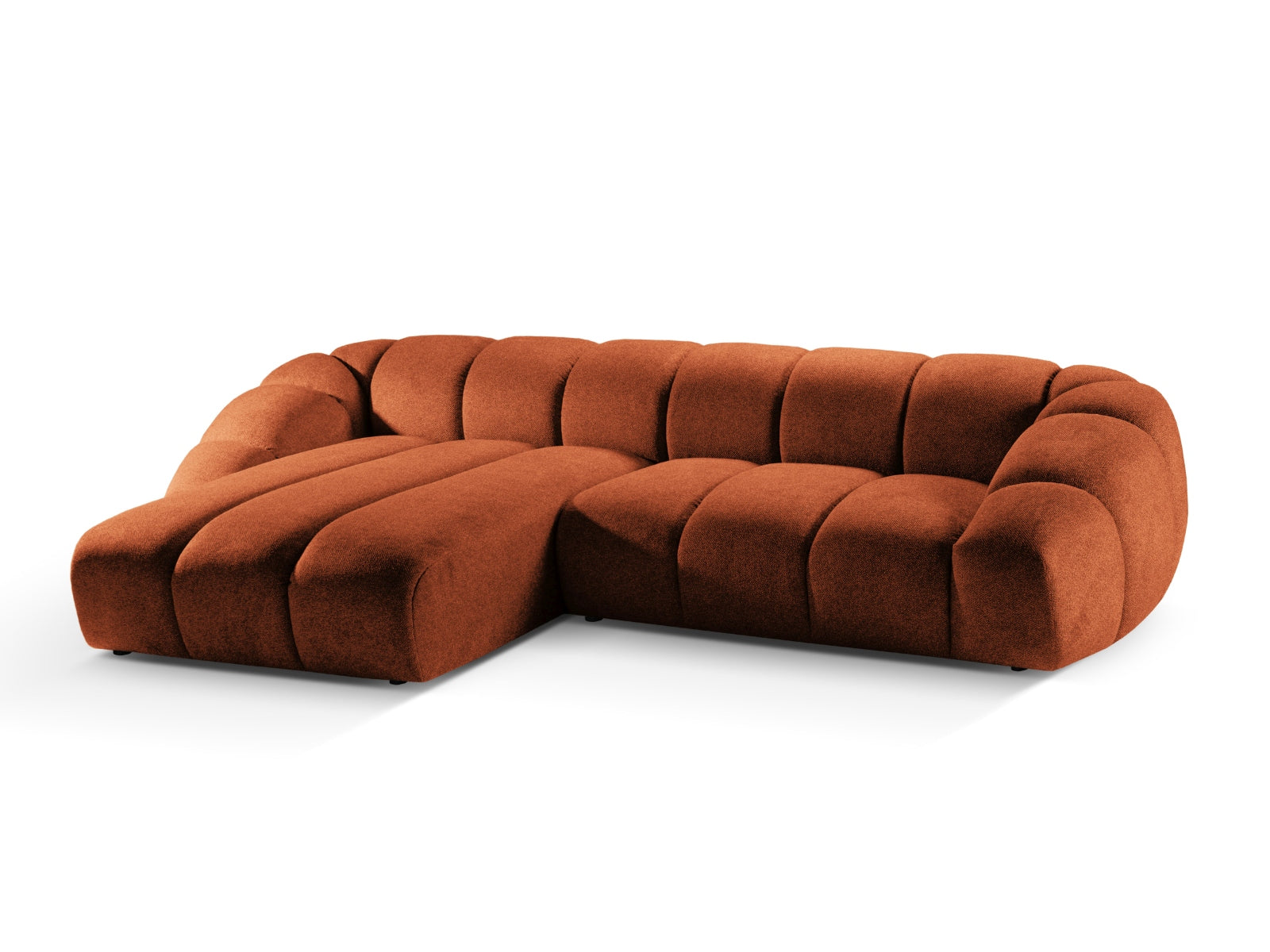 Modernes Diana Ecksofa links in ansprechendem Terracotta, perfekt für gemütliche Wohnzimmer. Geräumiger 4-Sitzer von Micadoni.