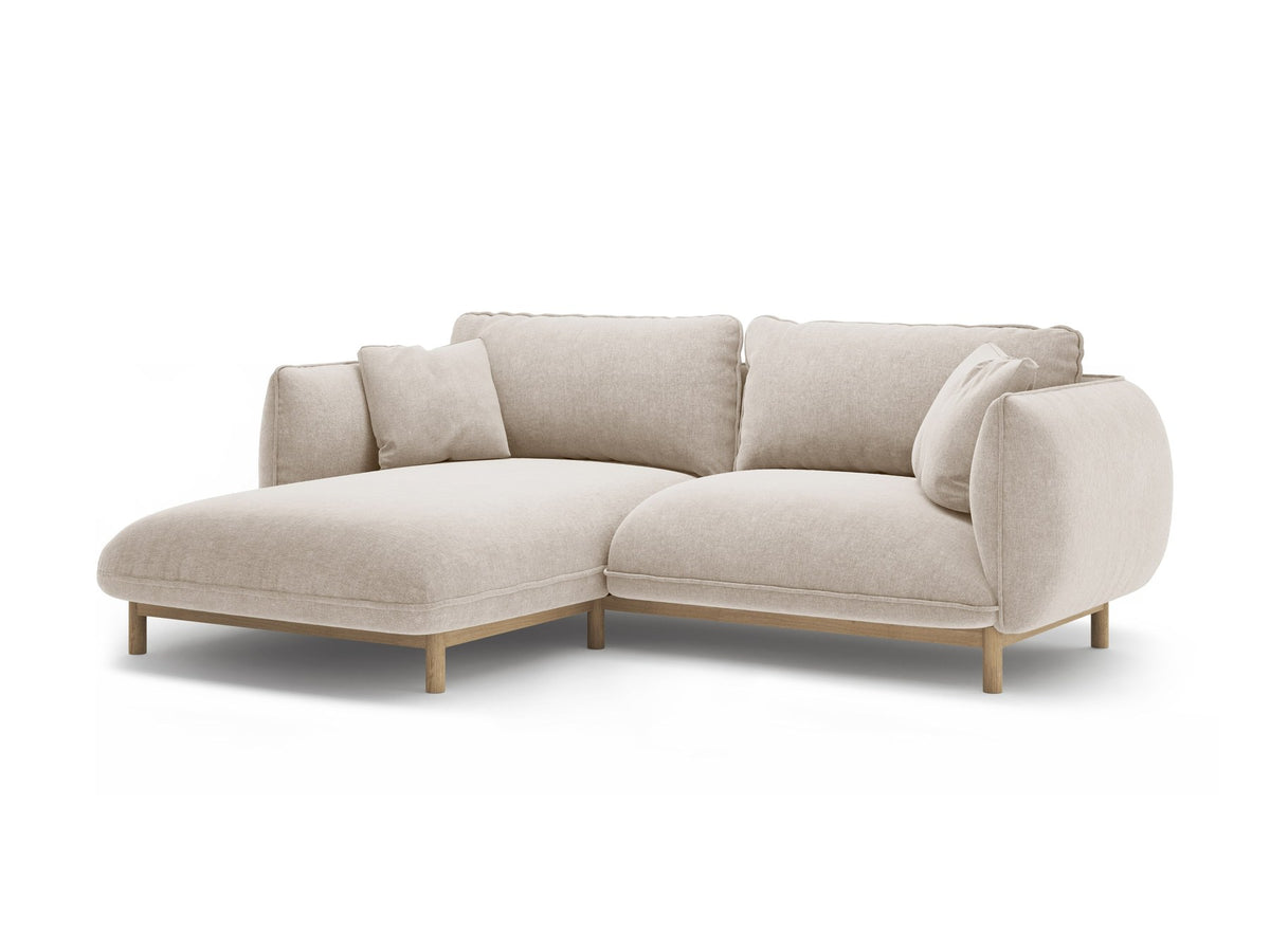 Linkes Ecksofa Ada von Micadoni in Mandel beige, Casino-Stoffbezug, geschwungene Form mit sichtbaren Buchenholzbeinen und Zierleiste.