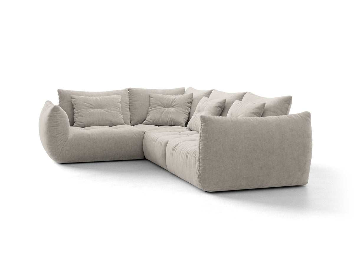 Modulares Ecksofa links Bloom von Micadoni in leichtem Beige, Veloursstoff Casino Pearl, schwarze Kunststoffbeine, tiefe Sitzfläche.