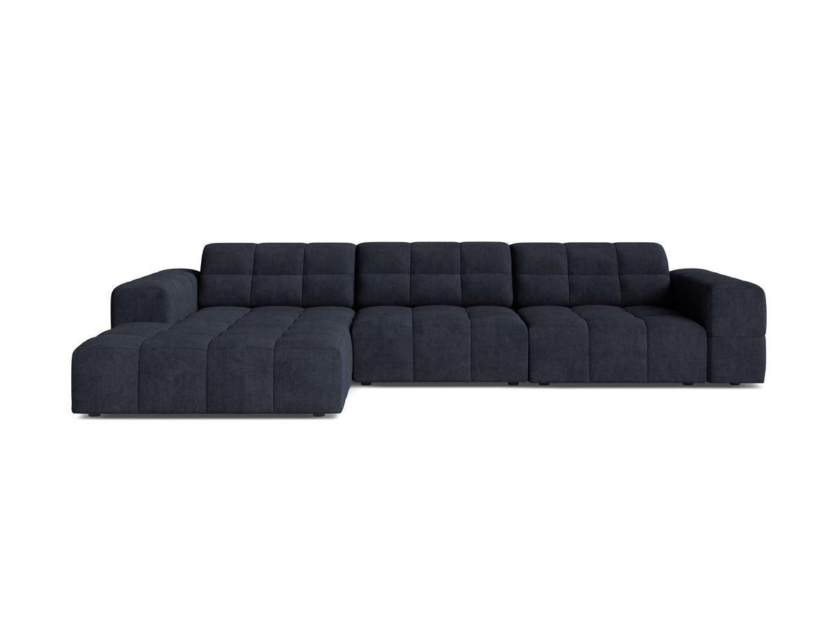 Linksseitiges L-Sofa Jennifer von Micadoni in leichtem Beige, Bluvel-Stoff, mit schwarzen Kunststoffbeinen und niedriger Rückenlehne.