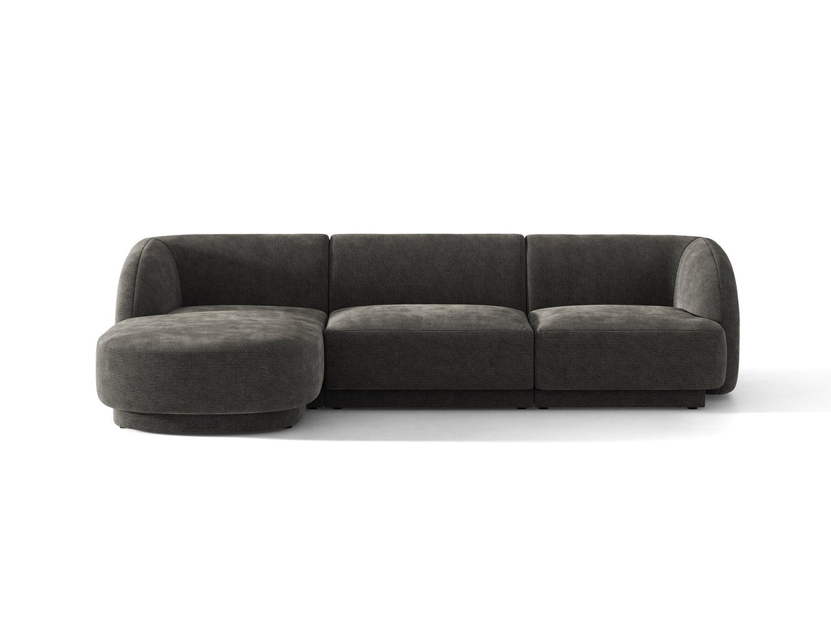 Miley Linkes Ecksofa von Micadoni, L-Sofa links in Dunkelbeige mit Bluvel-Stoffbezug und schwarzen Kunststoffbeinen, Frontalansicht.