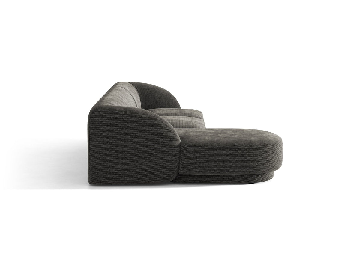 Miley Linkes Ecksofa von Micadoni, L-Sofa links in Dunkelbeige mit Bluvel-Stoffbezug und schwarzen Kunststoffbeinen, Frontalansicht.
