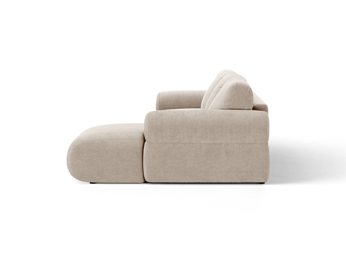 Beiges L-Sofa links Ophelia von Micadoni mit Liberty-Stoffbezug, niedriger Silhouette, schwarzen Kunststoffbeinen und tiefer Sitzfläche.