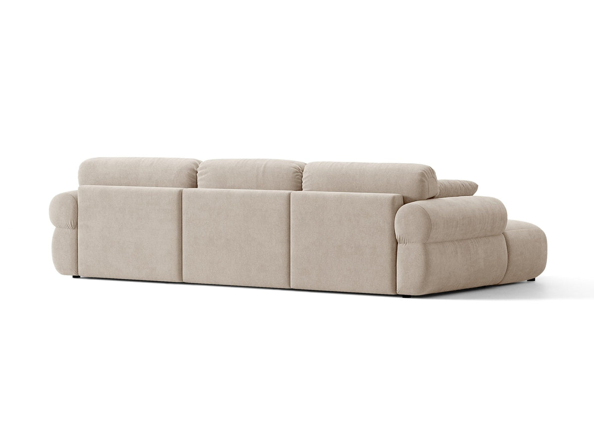 Beiges L-Sofa links Ophelia von Micadoni mit Liberty-Stoffbezug, niedriger Silhouette, schwarzen Kunststoffbeinen und tiefer Sitzfläche.