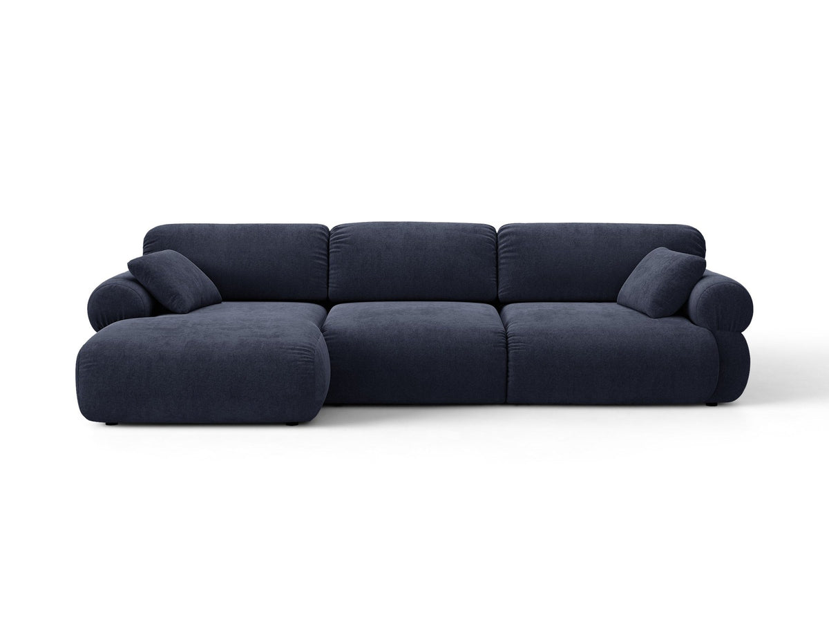 Beiges L-Sofa links Ophelia von Micadoni mit Liberty-Stoffbezug, niedriger Silhouette, schwarzen Kunststoffbeinen und tiefer Sitzfläche.