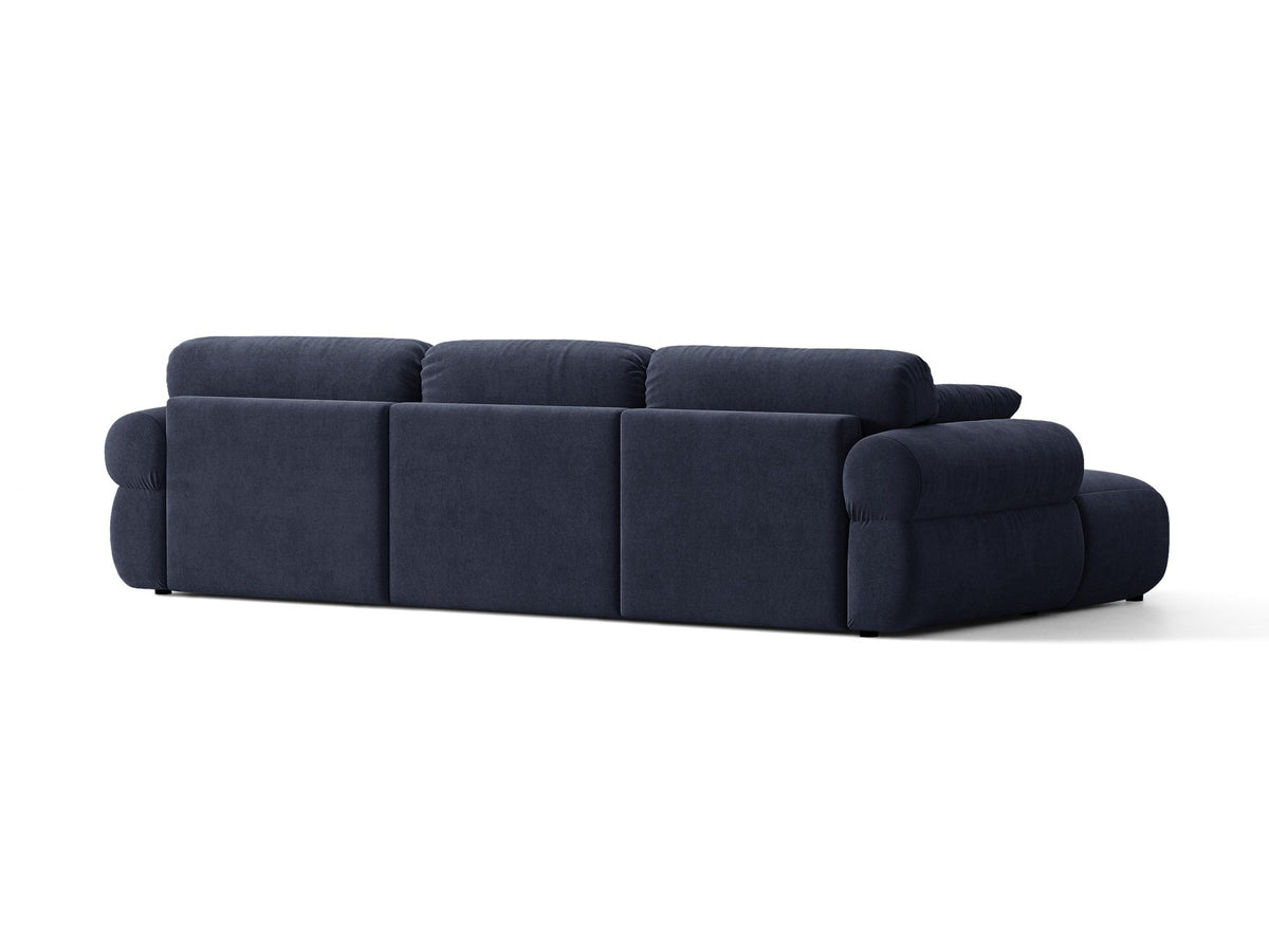 Beiges L-Sofa links Ophelia von Micadoni mit Liberty-Stoffbezug, niedriger Silhouette, schwarzen Kunststoffbeinen und tiefer Sitzfläche.