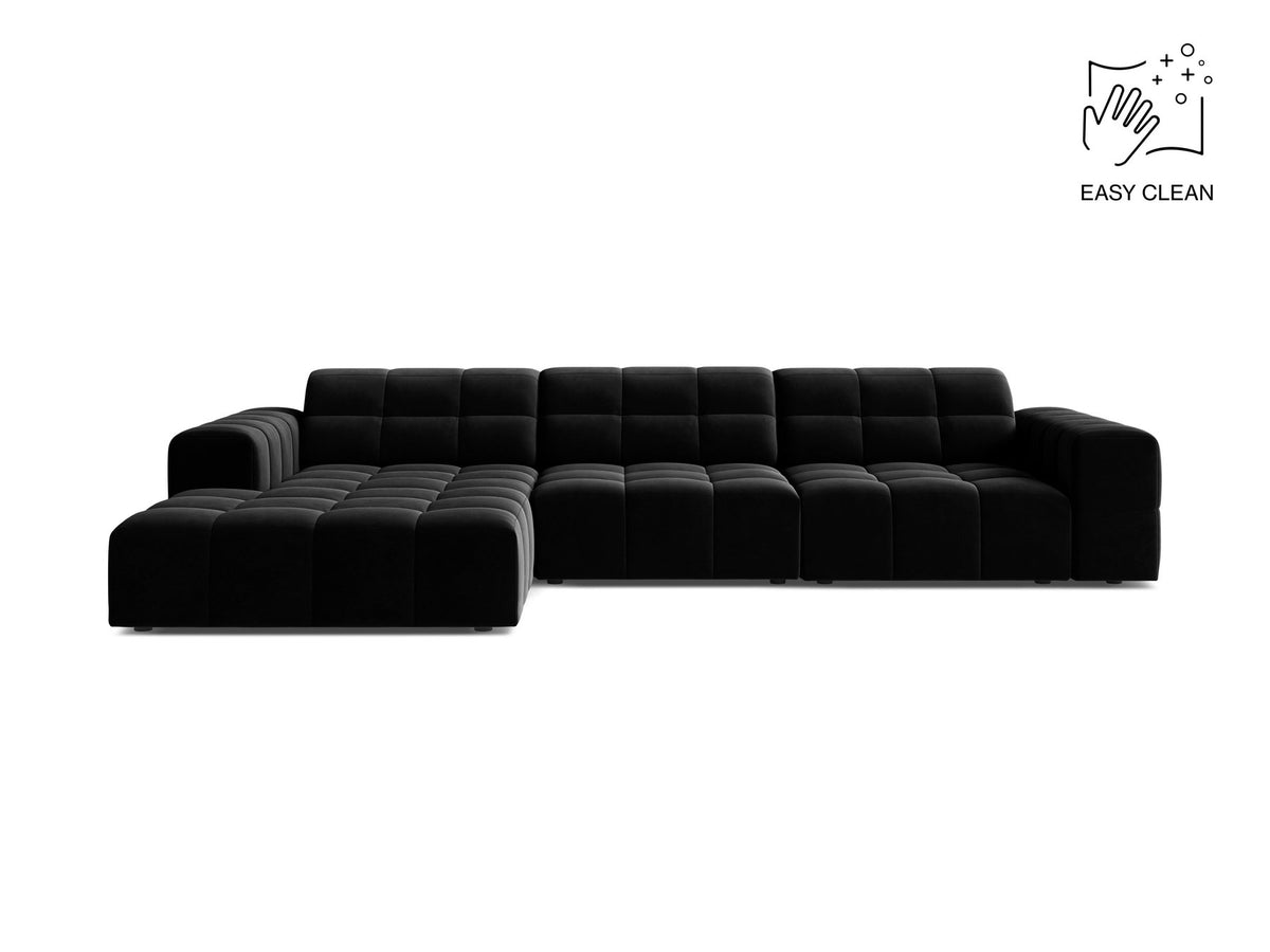 Linksseitiges L-Sofa Jennifer von Micadoni in leichtem Beige, Bluvel-Stoff, mit schwarzen Kunststoffbeinen und niedriger Rückenlehne.