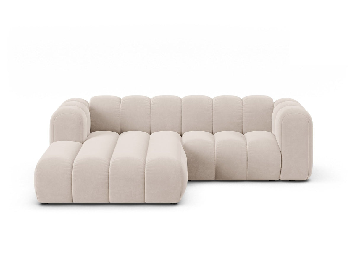 Lupine Linkes Ecksofa von Micadoni in Beige, L-förmiges Ecksofa mit Samtstoff Venus, schwarzen Kunststoffbeinen, Ausrichtung links.