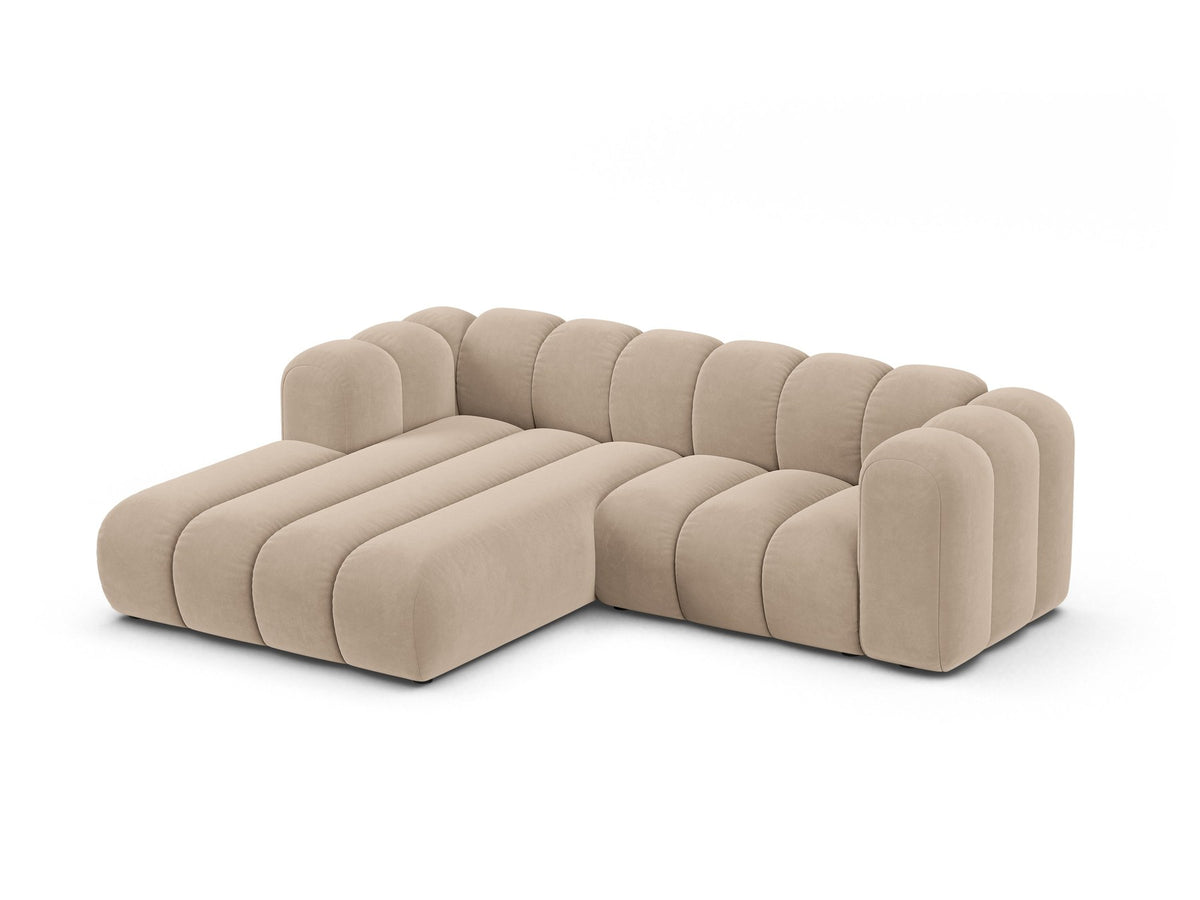 Lupine Linkes Ecksofa von Micadoni in Beige, L-förmiges Ecksofa mit Samtstoff Venus, schwarzen Kunststoffbeinen, Ausrichtung links.