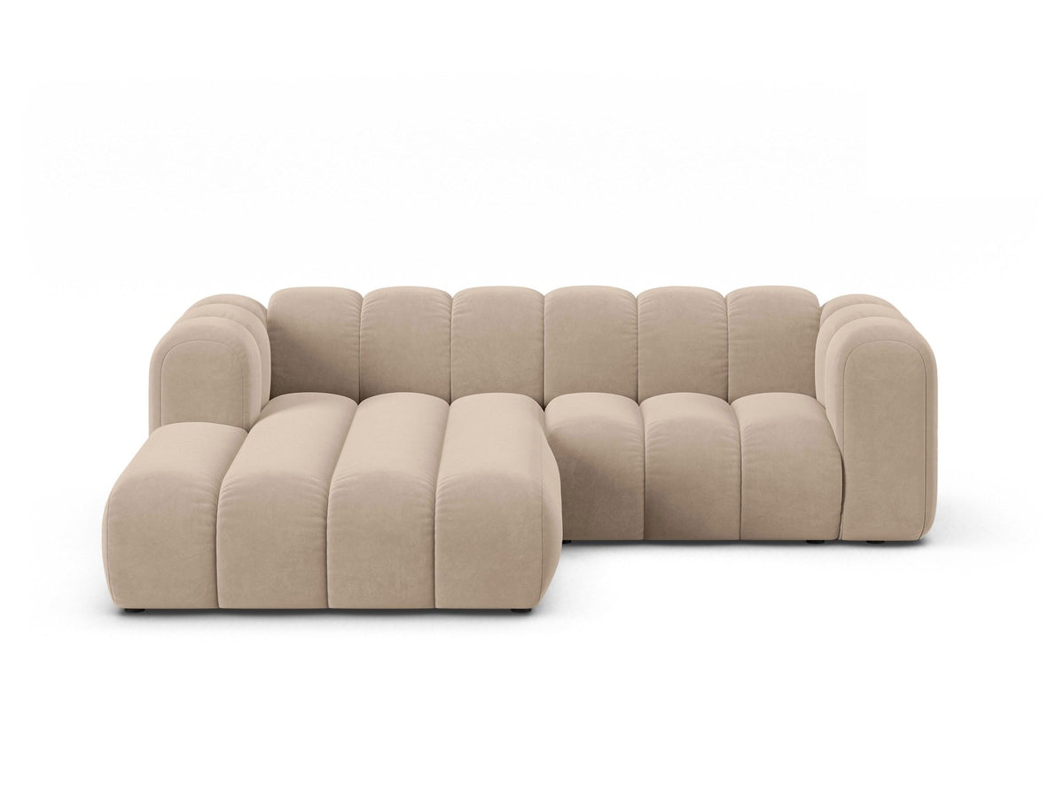 Lupine Linkes Ecksofa von Micadoni in Beige, L-förmiges Ecksofa mit Samtstoff Venus, schwarzen Kunststoffbeinen, Ausrichtung links.