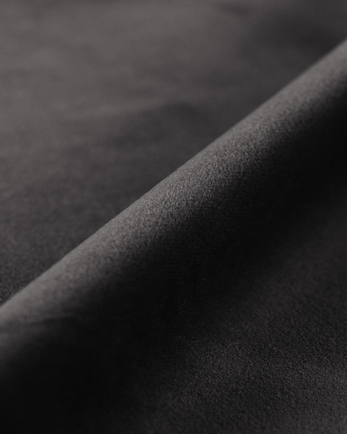 Jenny Velour Ecksofa links 5 Sitzer in Dark Grey-Salvador präsentiert im Onlineshop von KAQTU Design AG. L-Sofa links ist von Micadoni