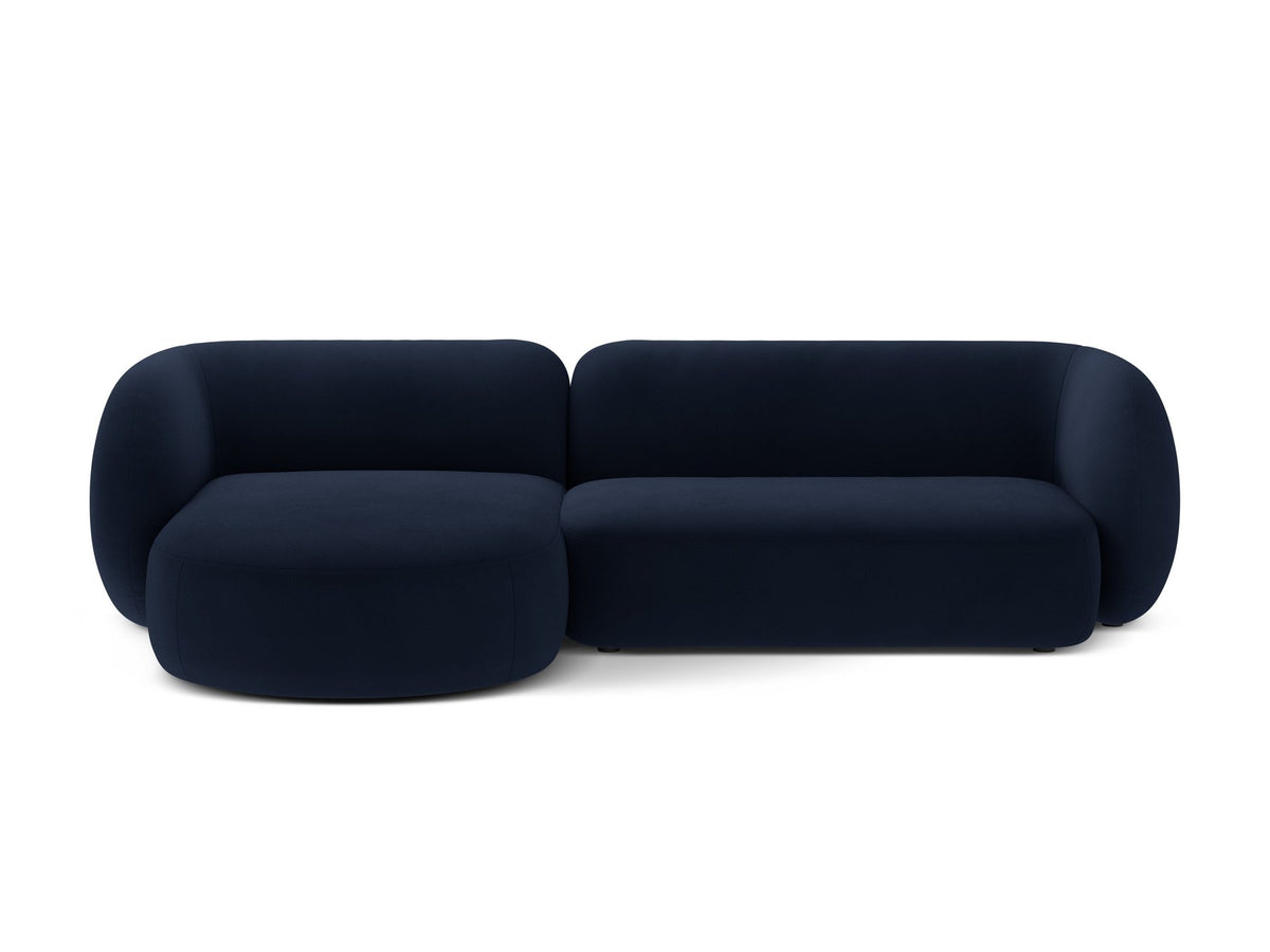Produktfoto des weissen Kate Ecksofas links von Micadoni mit Bouclé-Stoffbezug, schwarzen Kunststoffbeinen und niedriger Rückenlehne.