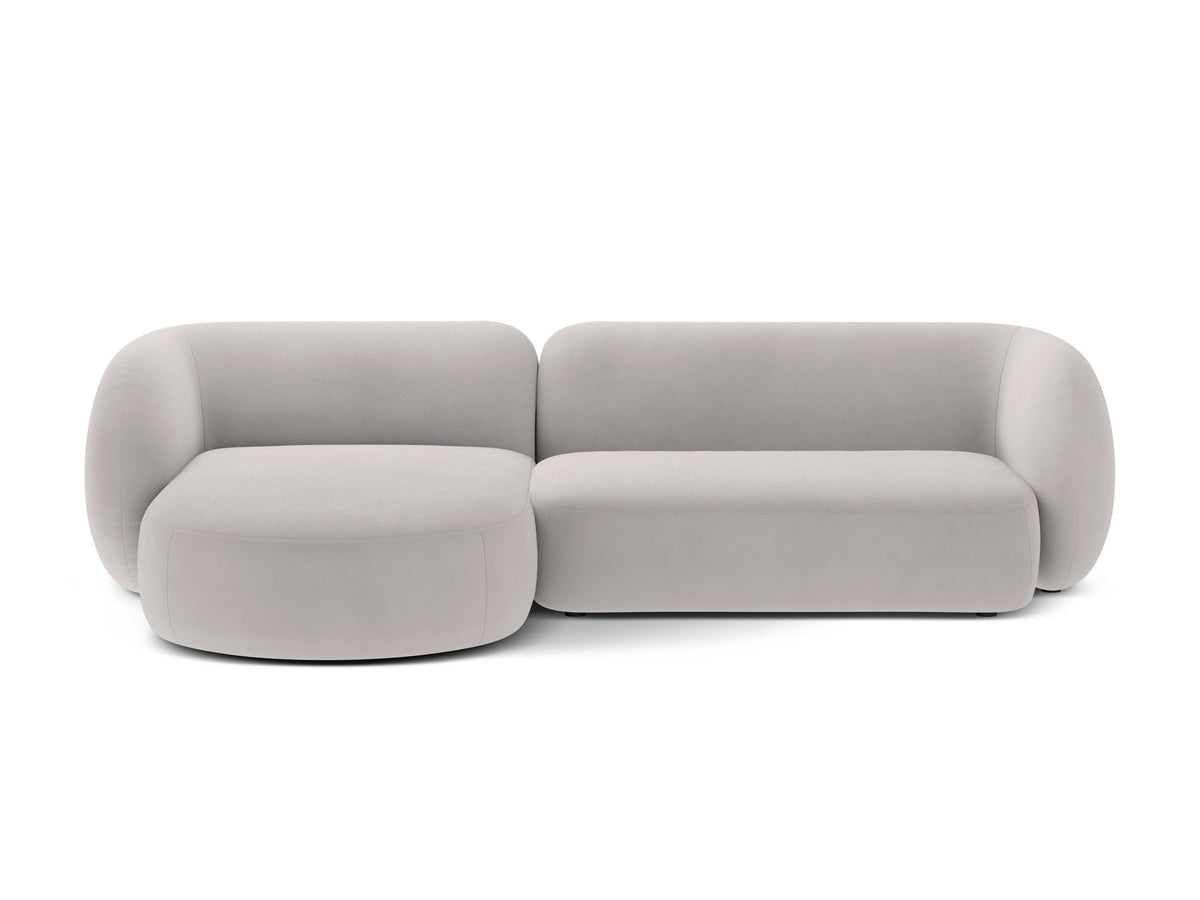 Produktfoto des weissen Kate Ecksofas links von Micadoni mit Bouclé-Stoffbezug, schwarzen Kunststoffbeinen und niedriger Rückenlehne.