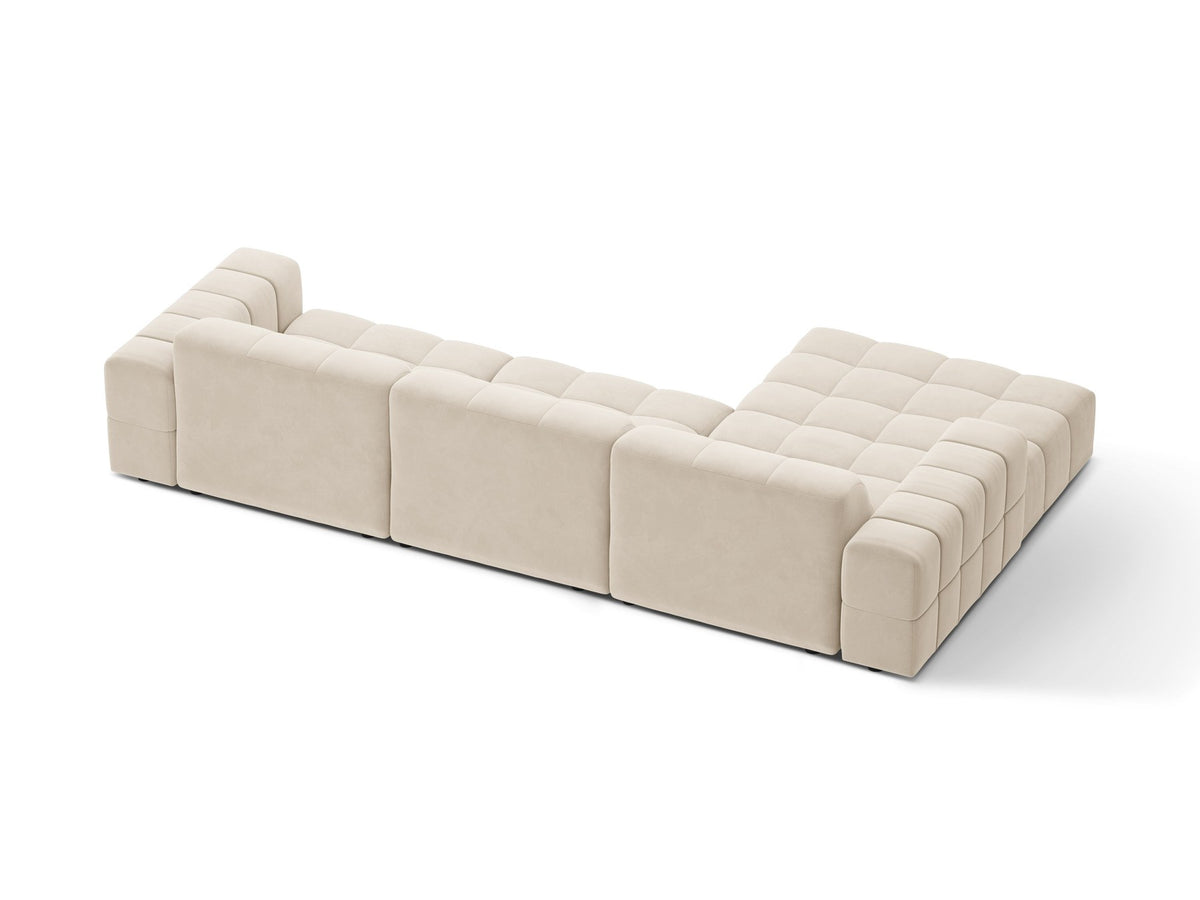 Linksseitiges L-Sofa Jennifer von Micadoni in leichtem Beige, Bluvel-Stoff, mit schwarzen Kunststoffbeinen und niedriger Rückenlehne.