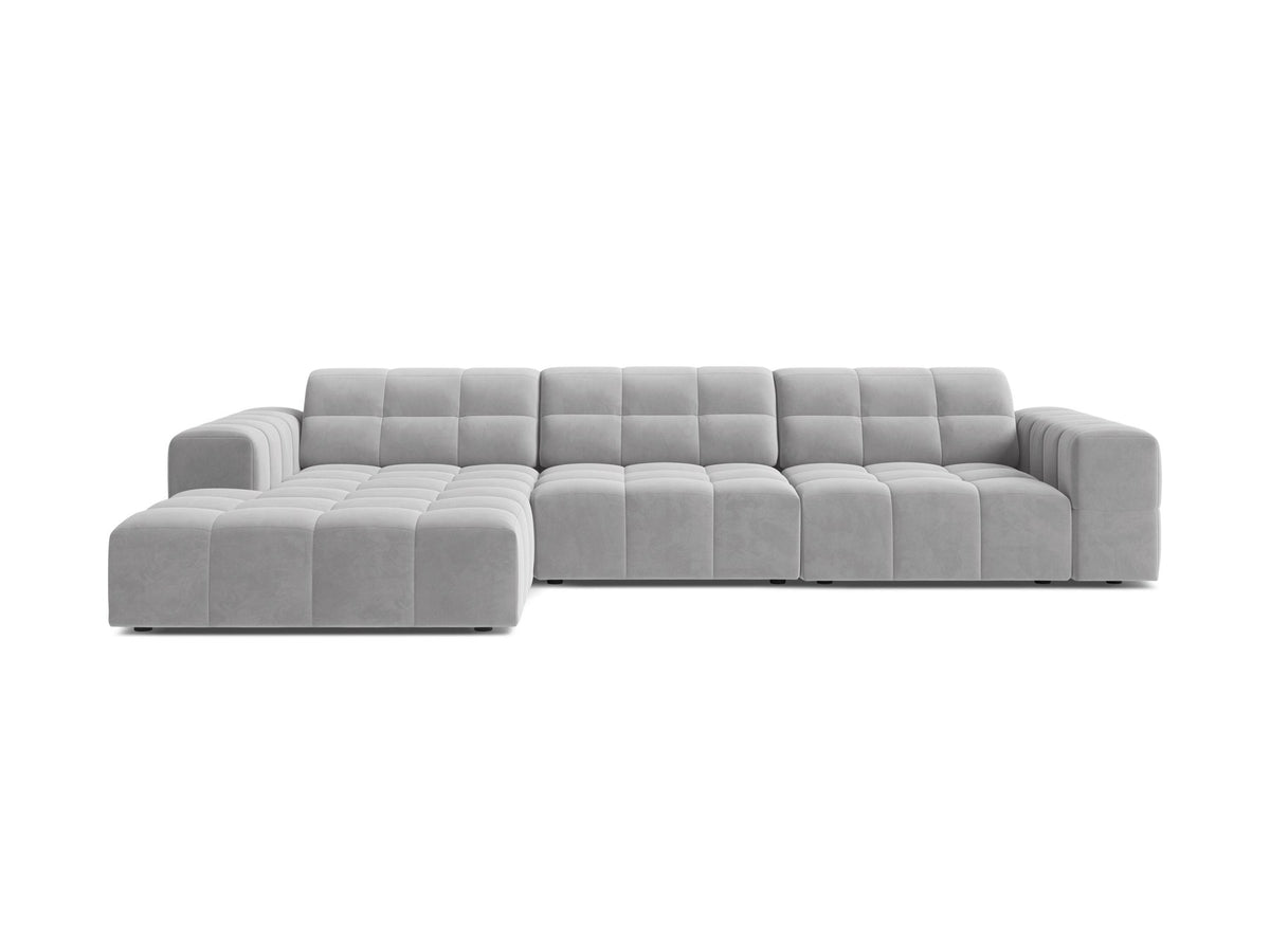 Linksseitiges L-Sofa Jennifer von Micadoni in leichtem Beige, Bluvel-Stoff, mit schwarzen Kunststoffbeinen und niedriger Rückenlehne.