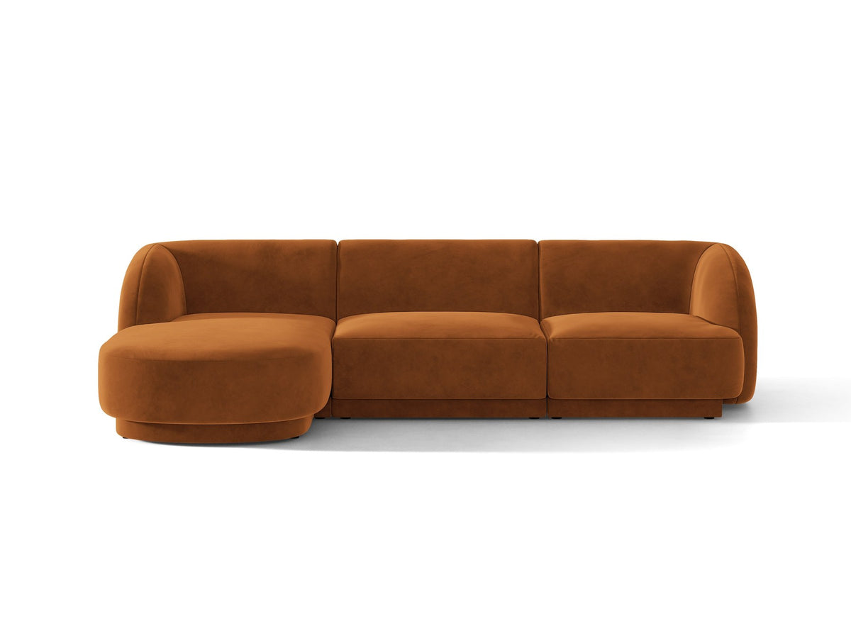 Miley Linkes Ecksofa von Micadoni, L-Sofa links in Dunkelbeige mit Bluvel-Stoffbezug und schwarzen Kunststoffbeinen, Frontalansicht.
