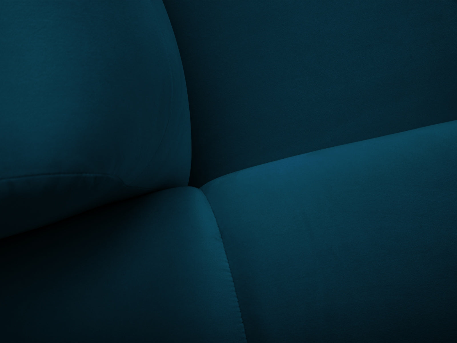 Elegantes Kendal Velour Ecksofa in tiefem Blau, 6-Sitzer, linksseitig, ideal für stilvolle und einladende Wohnräume von Micadoni.