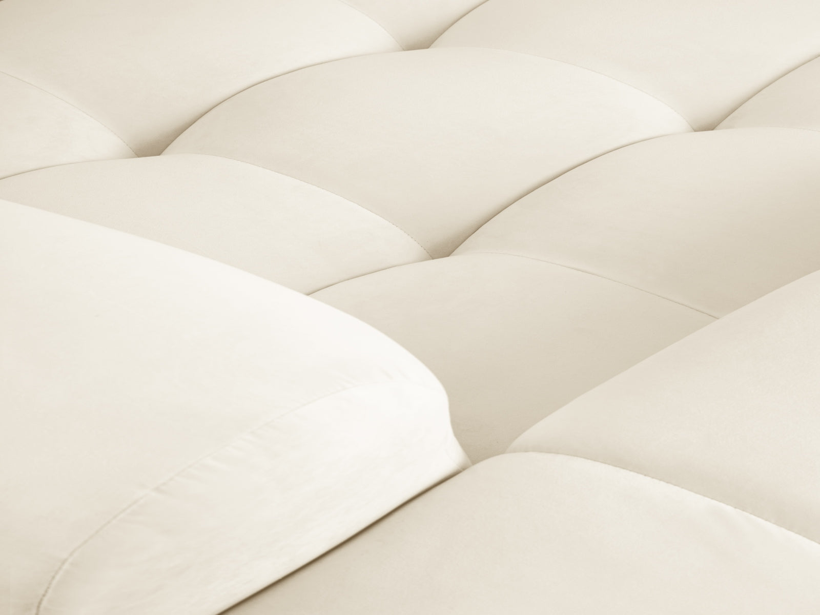 Stylisches Kendal Velour Ecksofa in sanftem Ivory, linksseitig, ideal für 6 Personen, vereint Komfort und zeitgemäßes Design.